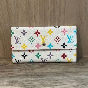Large vintage Louis Vuitton wallet, barely used.